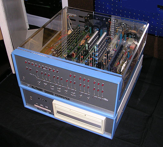 Altair 8800 met floppy disk drive (1975)